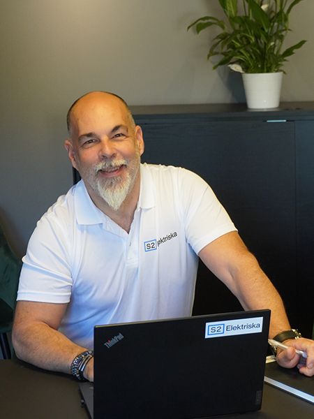 Anders Lindström, operativ chef på S2 Elektriska, vid sitt skrivbord