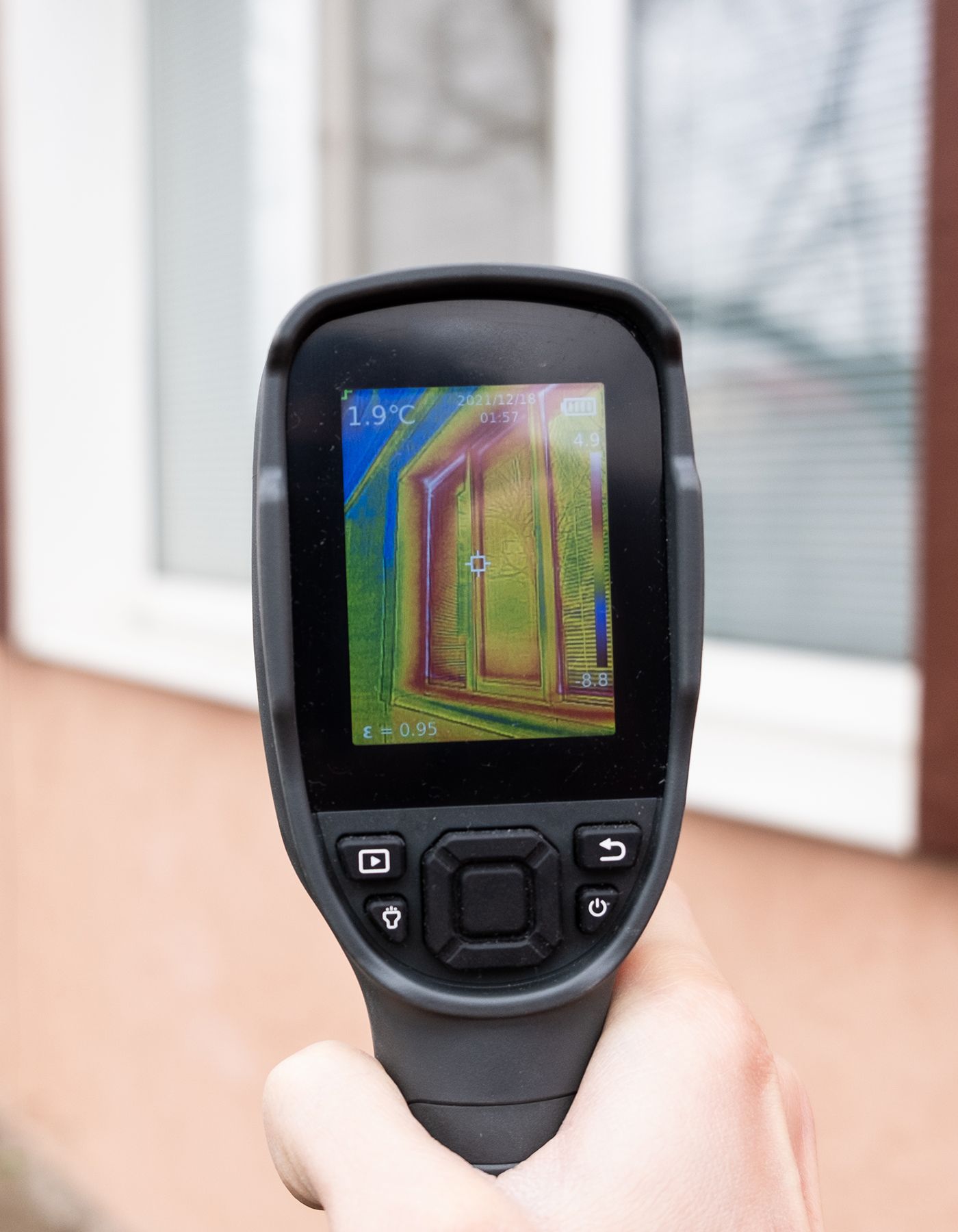 Termokamera som visar värmebild av fönster för energianalys