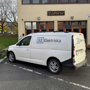 S2 Elektriska firmabil med logotypdekal parkerad utanför lokaler
