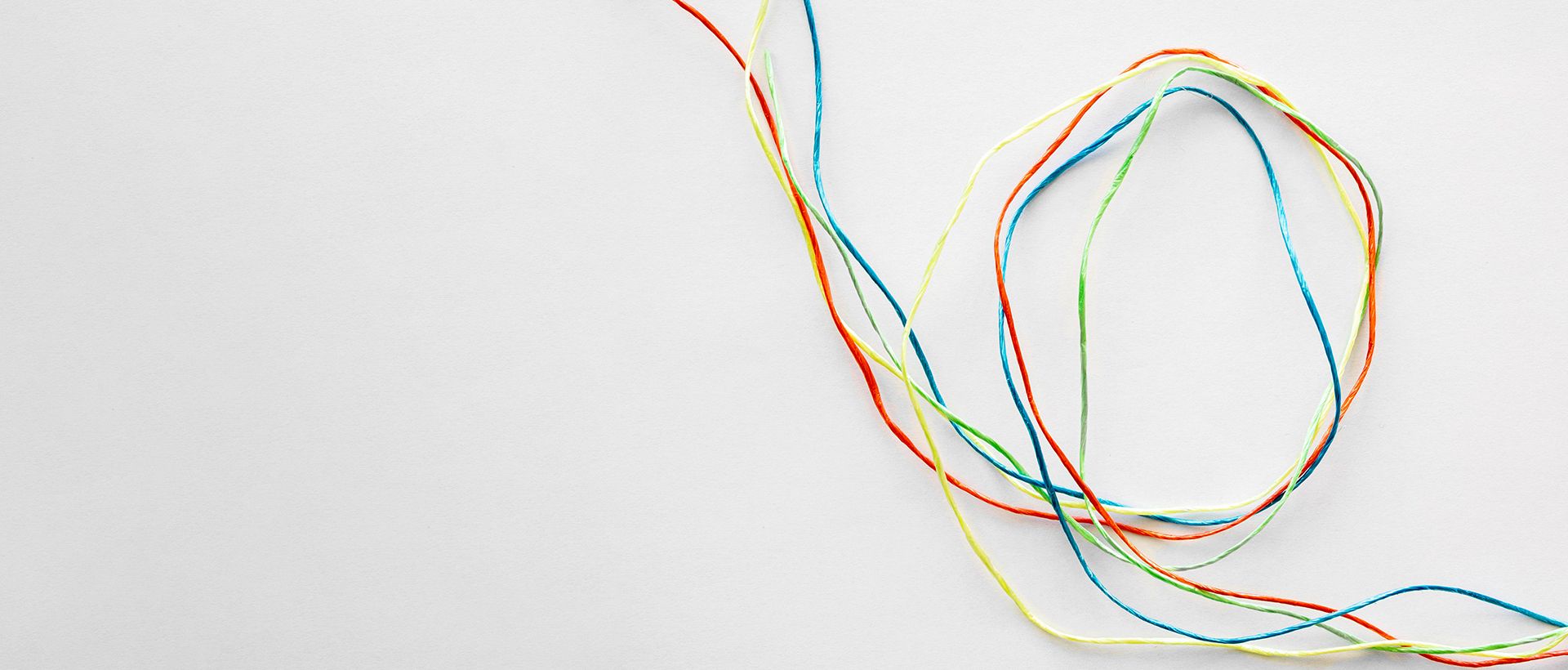 Färgglada elkablar på vit bakgrund