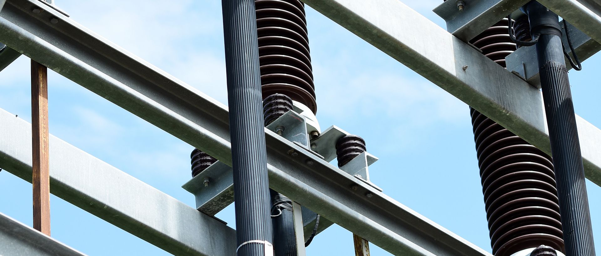 Högspänningskomponenter i ett ställverk utomhus