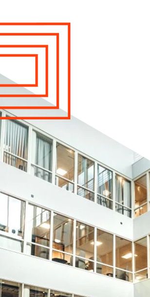 Fastpartner-fastighet med glasfasad och orange logotyp